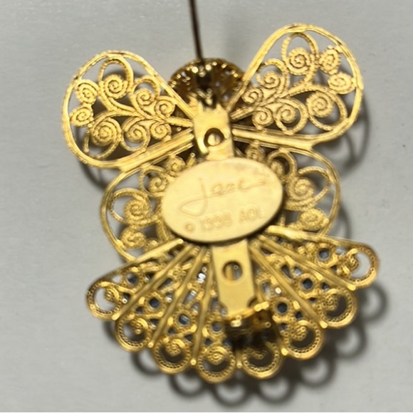 VINTAGE JANE ANGEL FILIGREE BROOCH  PIN 1998 GOLD TONE FROSTED GLASS FAUX PEARL - Picture 2 of 3